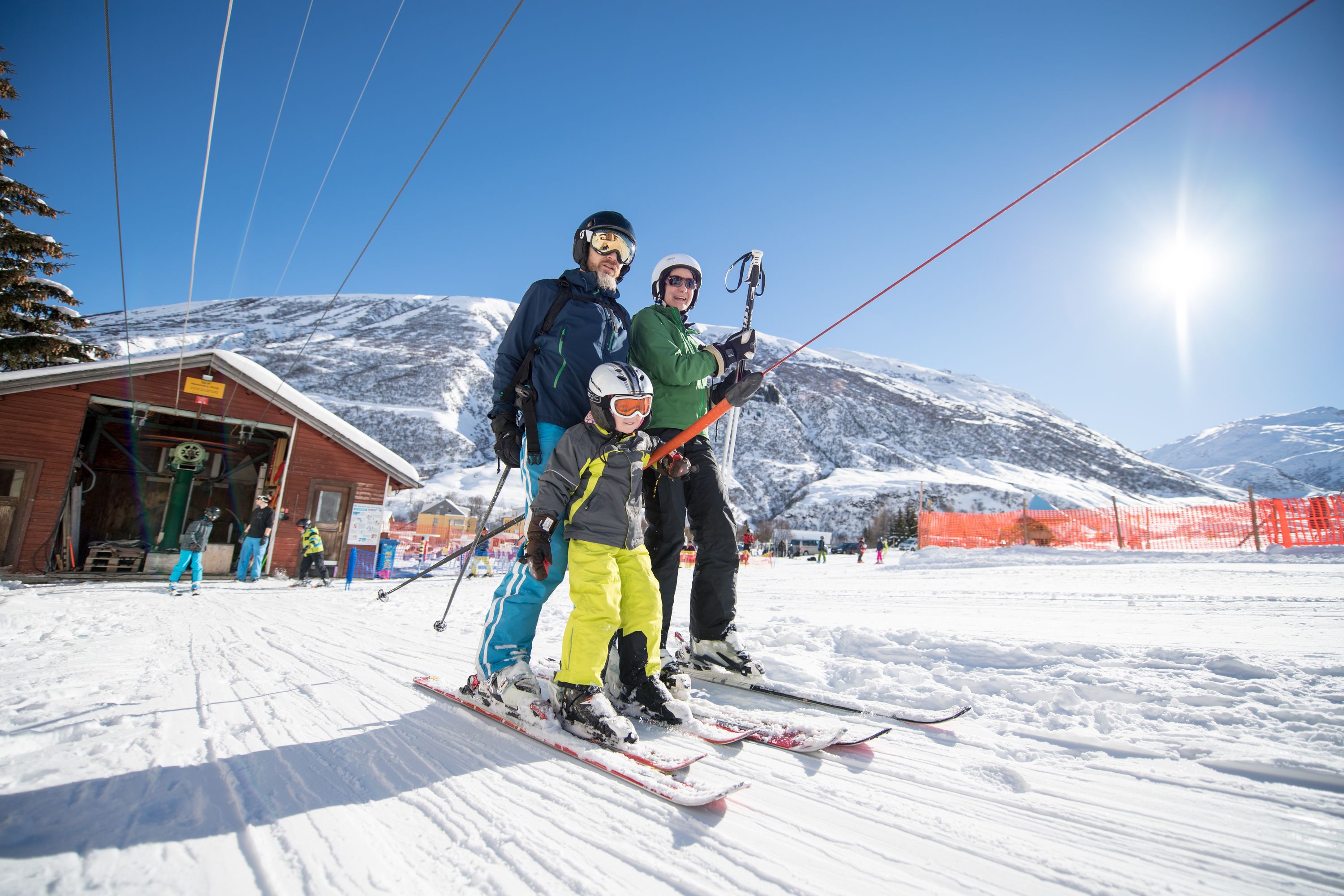 Winteraktivität-Skifahren-Familie-Realp